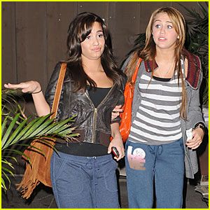 miley-cyrus-demi-lovato-mos-restaurant.jpg