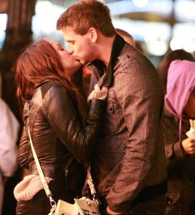 miley-cyrus-liam-hemsworth-french-kissing-photos.jpg